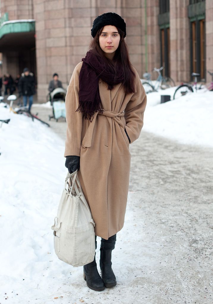 Какой шарф к коричневому пальто. Длинный шарф с пальто. Коричневое пальто женское с шарфом. Зимнее пальто с шарфом. Шапка под зимнее пальто.