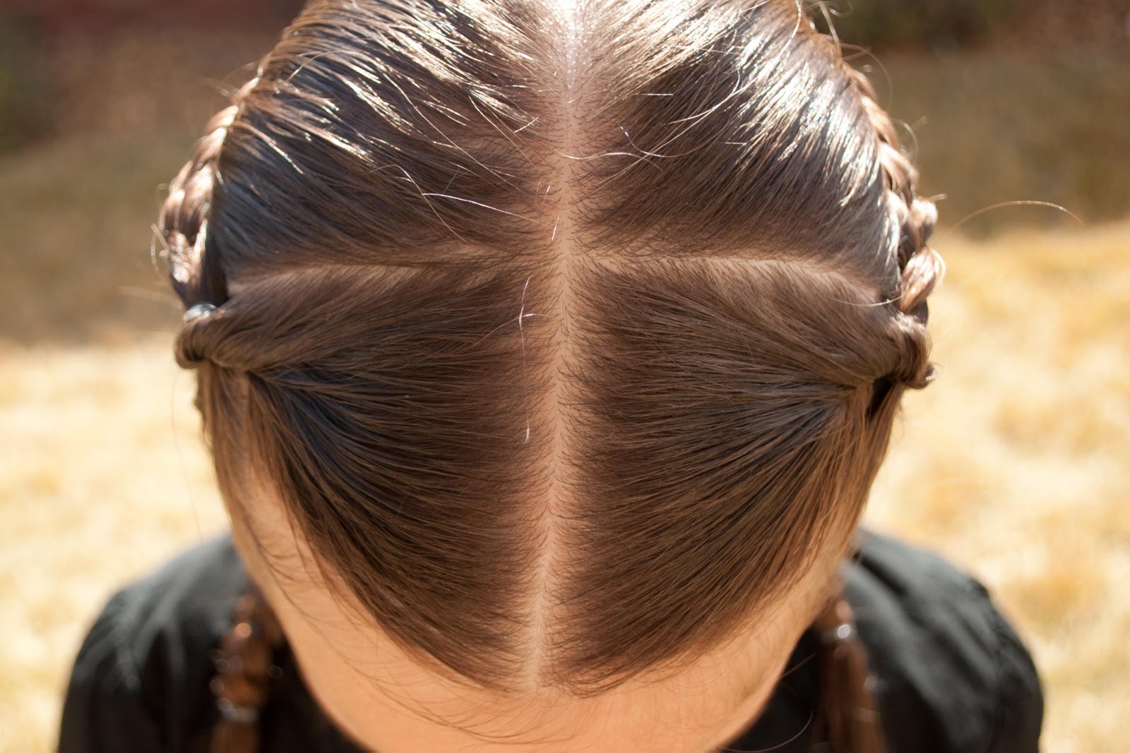 Как разделить волосы на две части самой себе ровно