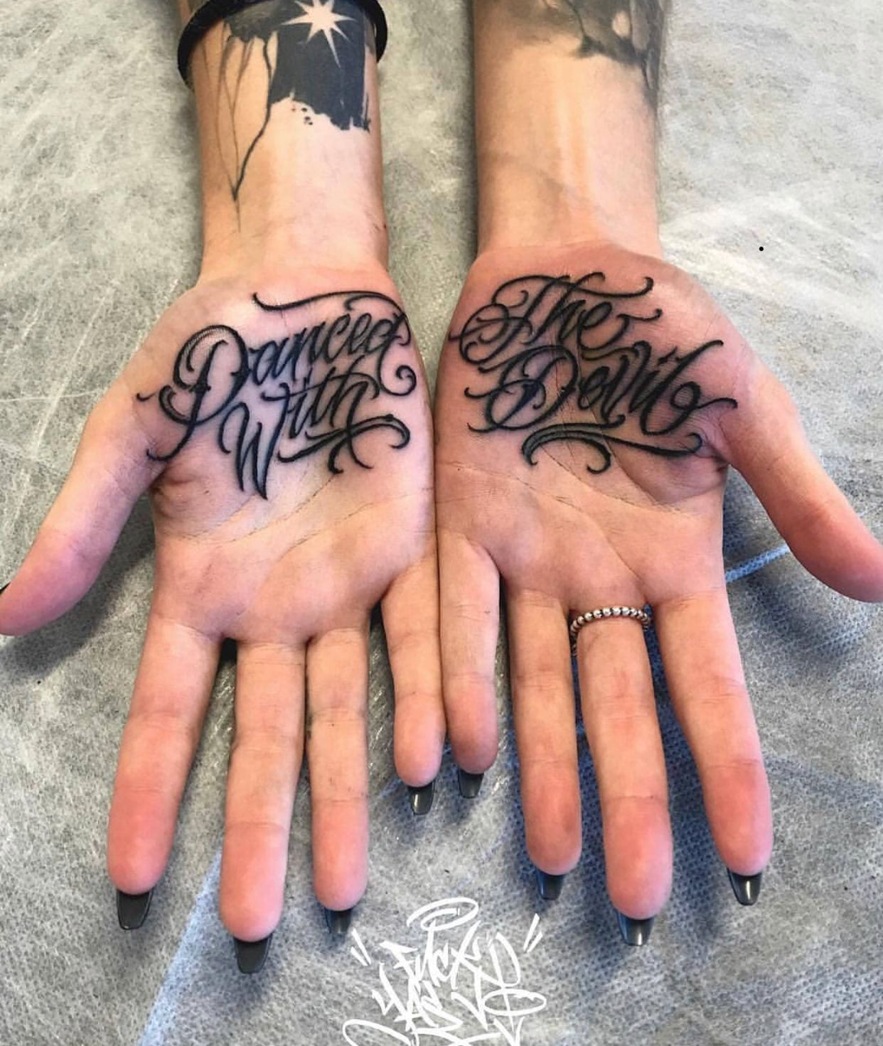 Тату надписи на пальцах рук мужские